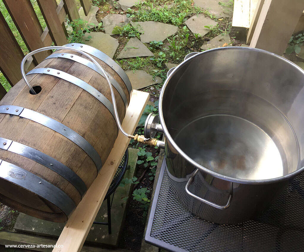 de barriles de madera cerveza | Cómo hacer cerveza artesanal en