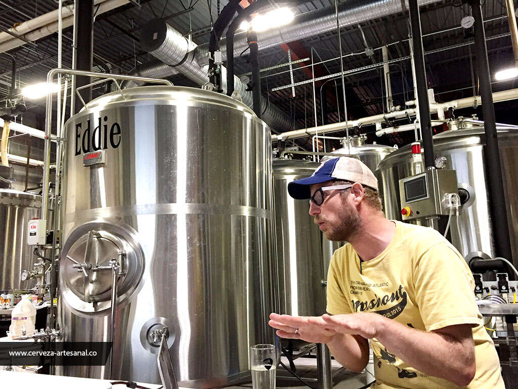 Jasper Akerboom dictando su charla en la cervecería Ocelot de Virginia, Estados Unidos.